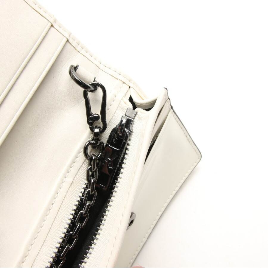 Image 3 of Wallet on Chain White in color White | Vite EnVogue