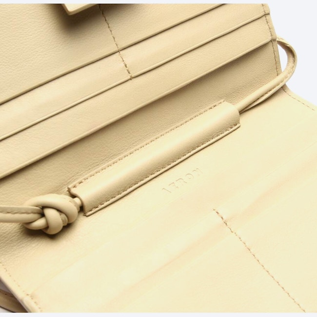 Image 3 of Wallet on Chain Cream in color White | Vite EnVogue