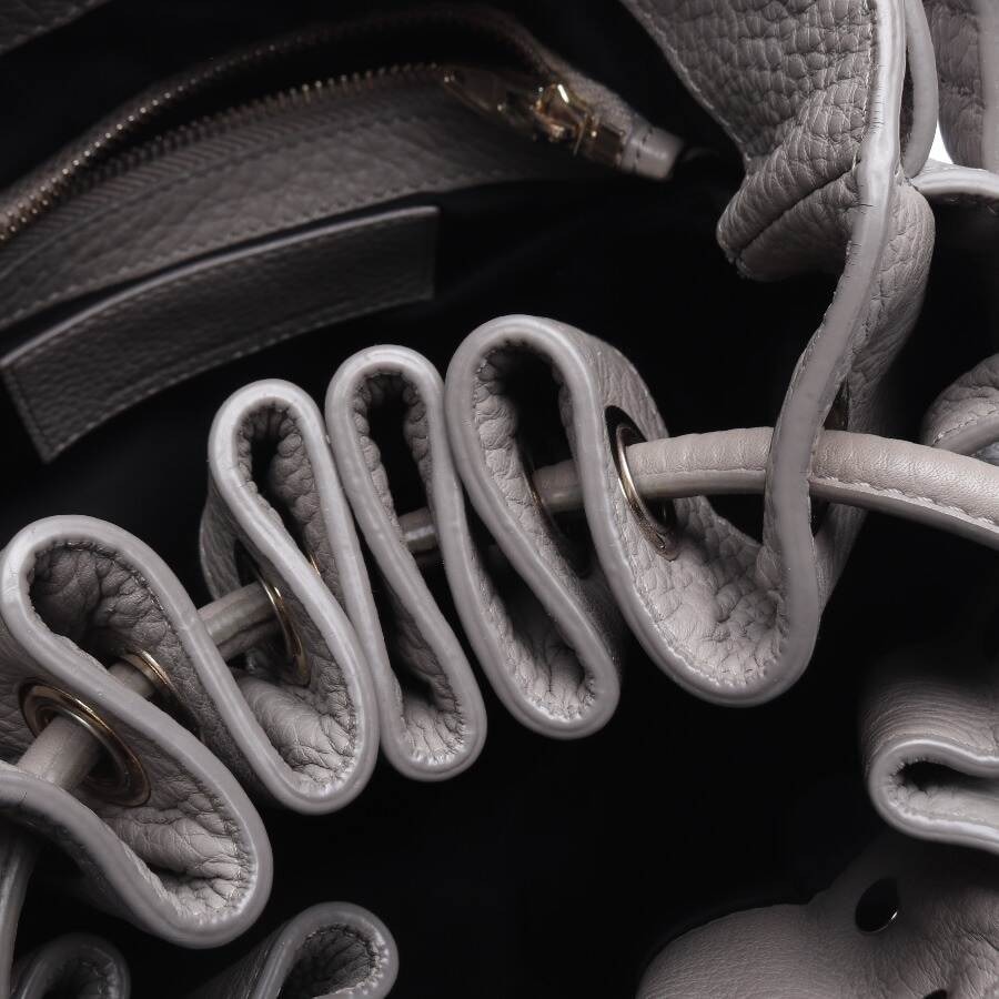 Bild 6 von Schultertasche Hellgrau in Farbe Grau | Vite EnVogue