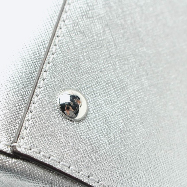 Image 8 of Handbag in color Metallic | Vite EnVogue