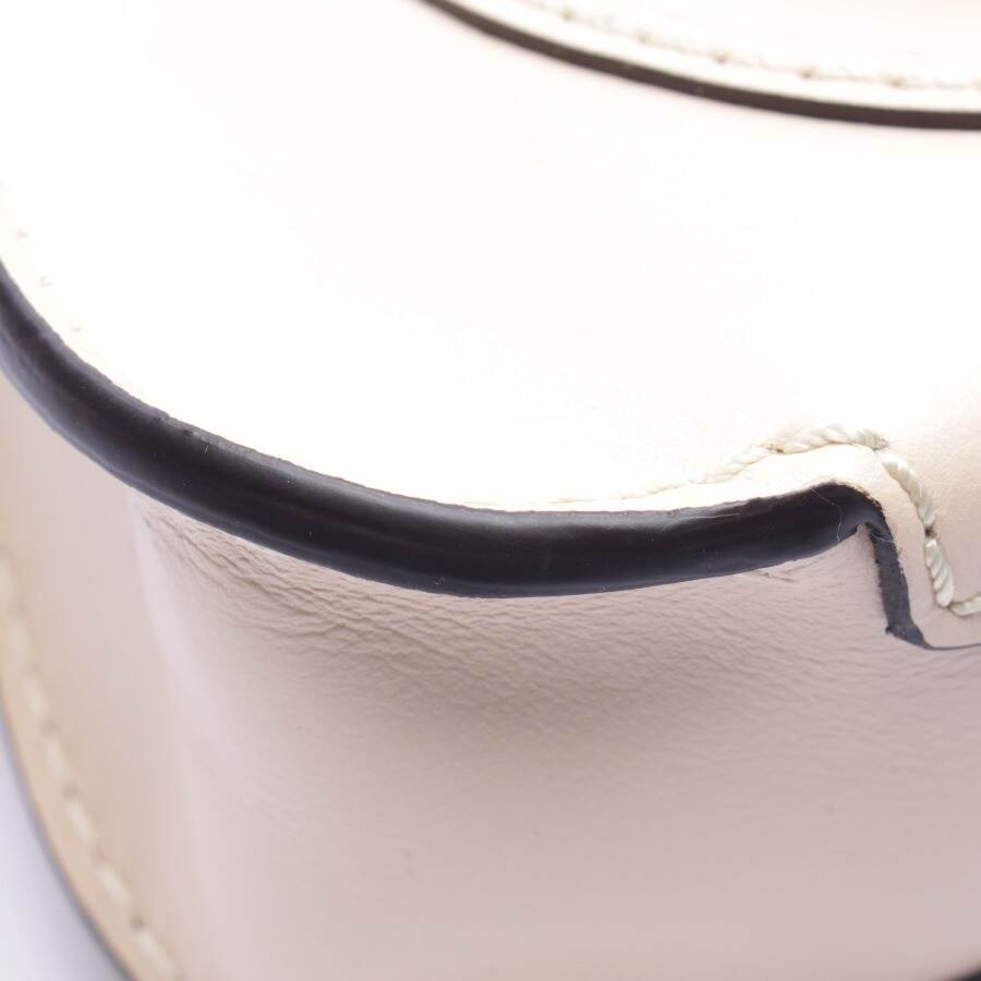 Bild 6 von Marcie Small Shiny Saddle Schultertasche Beige in Farbe Weiß | Vite EnVogue