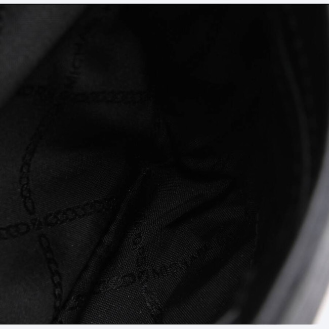 Bild 9 von Whitney Large Petal Quilted Schultertasche Schwarz in Farbe Schwarz | Vite EnVogue