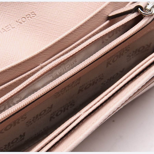 Image 2 of Wallet on Chain Pink in color Pink | Vite EnVogue