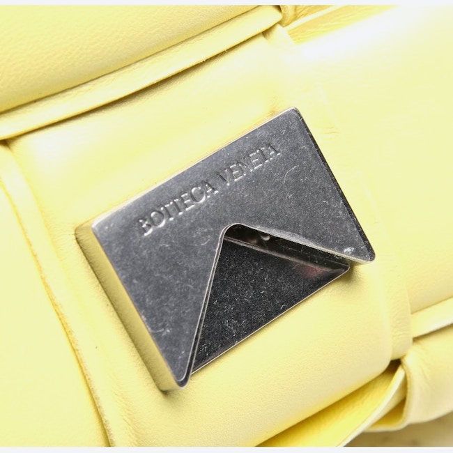 Bild 7 von Padded Cassette Schultertasche Gelb in Farbe Gelb | Vite EnVogue