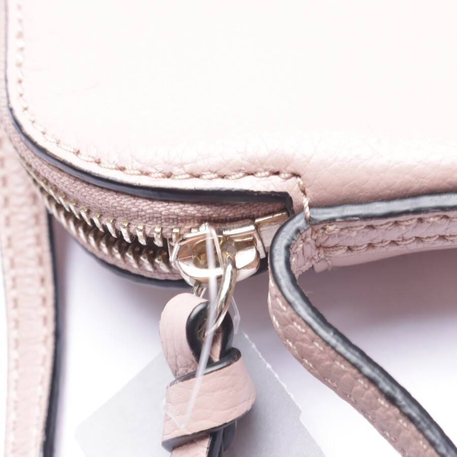 Image 4 of Crossbody Bag Light Pink in color Pink | Vite EnVogue