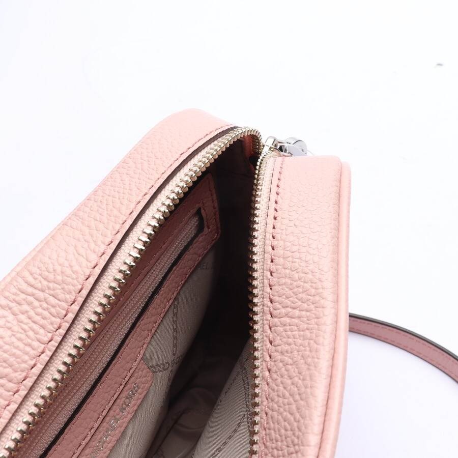 Image 3 of Crossbody Bag Light Pink in color Pink | Vite EnVogue