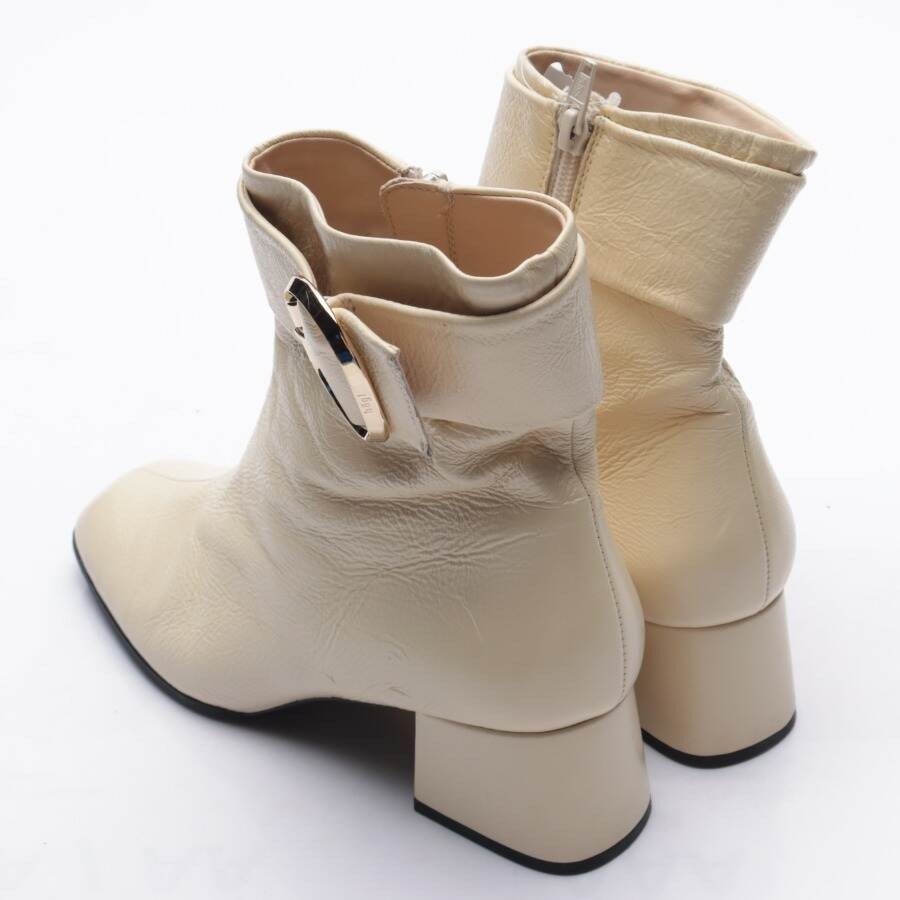 Image 2 of Ankle Boots EUR 38.5 Cream in color White | Vite EnVogue