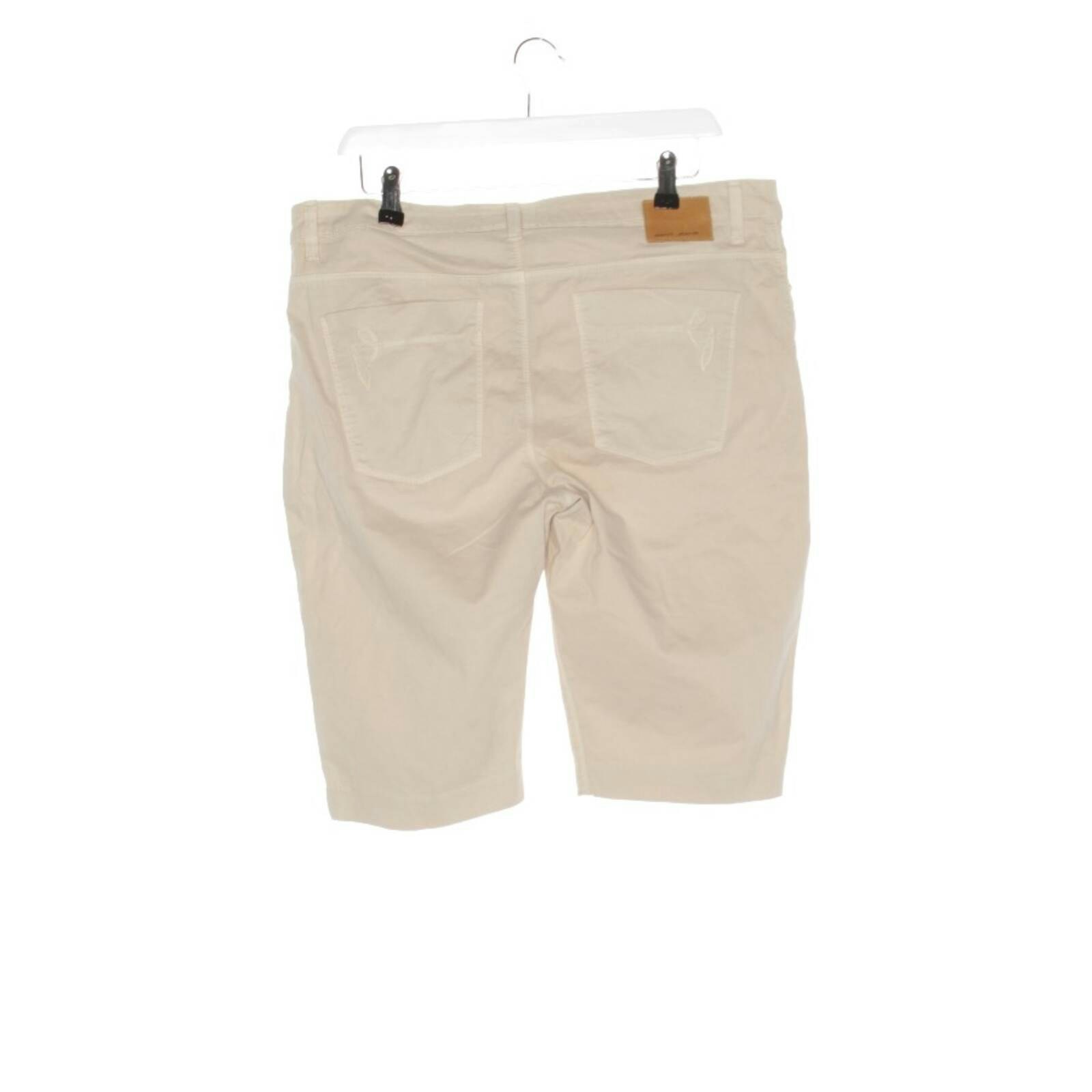 Image 2 of Shorts 34 Beige in color White | Vite EnVogue