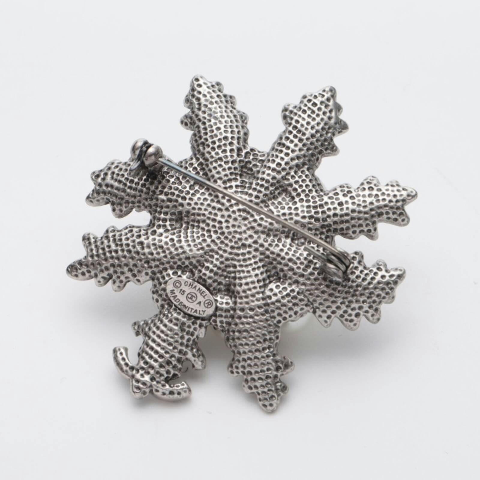 Image 2 of Brooch Silver in color Metallic | Vite EnVogue