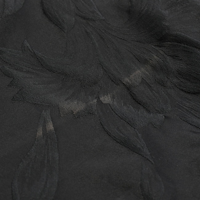 Image 3 of Shorts 34 Black in color Black | Vite EnVogue